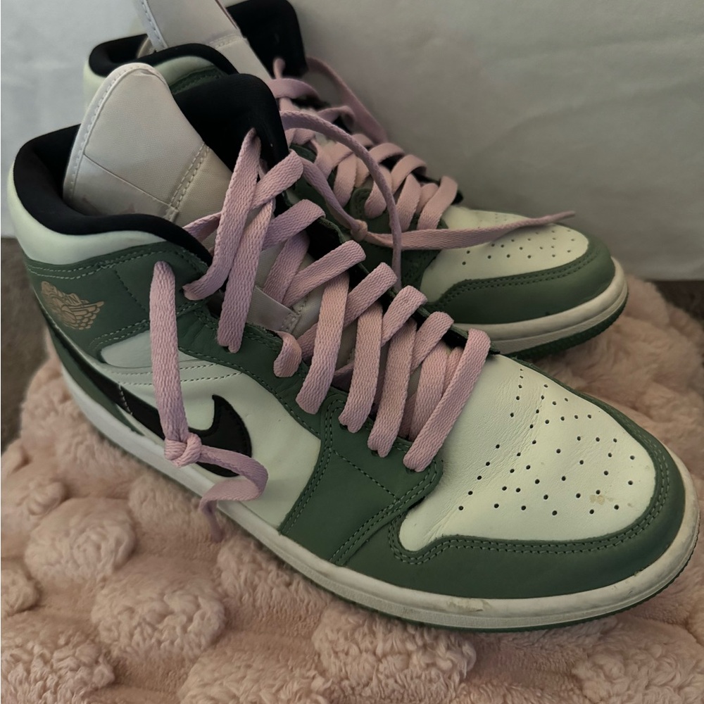 Nike Green and Pink Athletic Shoes - Picture 2 of 4